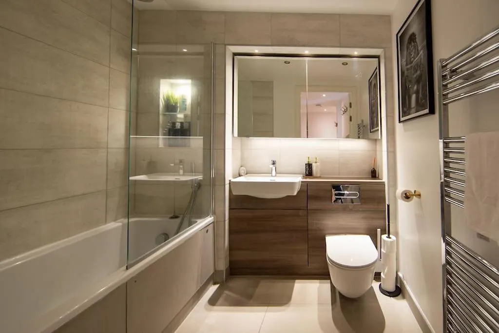 Apartment Runway Retreat, Close To London Heathrow West Drayton