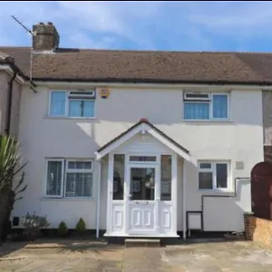 With Free Parking - Close To Heathrow Homestay