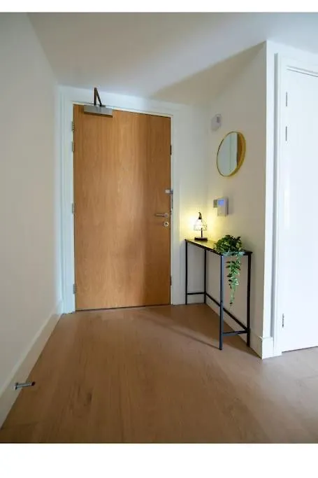 Runway Retreat, Close To London Heathrow West Drayton  Apartment