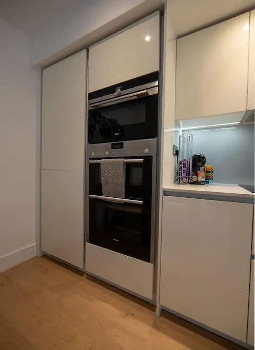 Runway Retreat, Close To London Heathrow West Drayton  0*, West Drayton (Middlesex)